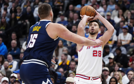 NBA常规赛，掘金在客场以121-124不敌活塞，遭遇两连败。

在输掉这场强强