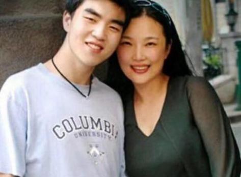 1988年，武汉一名女教师，正沉浸在新婚的生活中。没多久，她就怀孕了。不料，儿子