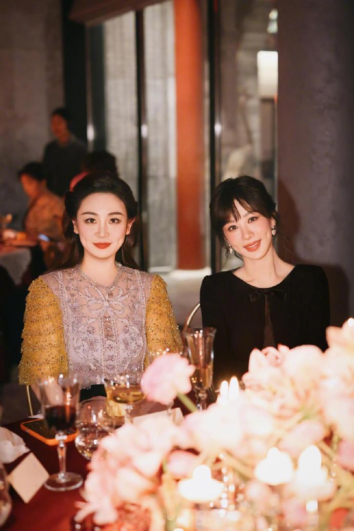 杨紫华伦晚宴合照，果然优秀的人和优秀的人在一起～ 