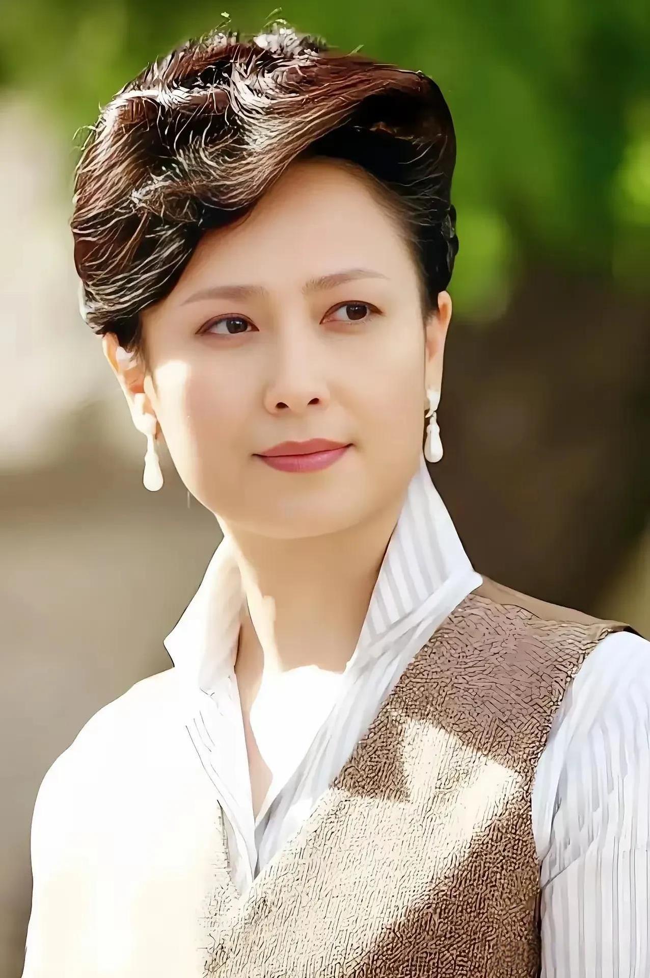 照片中这个女艺人已经62岁了，看起来非常端庄，气质特别好，但是她已经很久没有出现