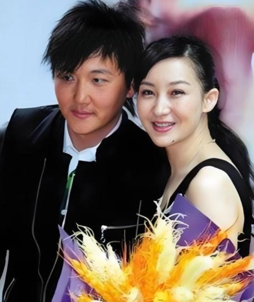 1999年，成名后的孙楠抛弃了同居10年的女友辛欣，转身娶了神交已久的买红妹。9