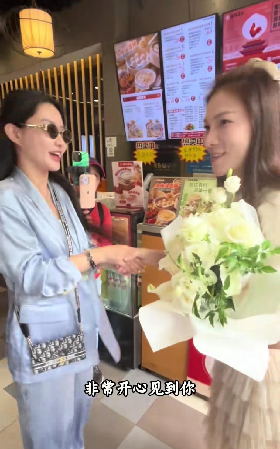 刘文迪，这情商无敌了。
今天沈巍与南京与晓晓见面，美女弟子刘文迪也随同前往。
她