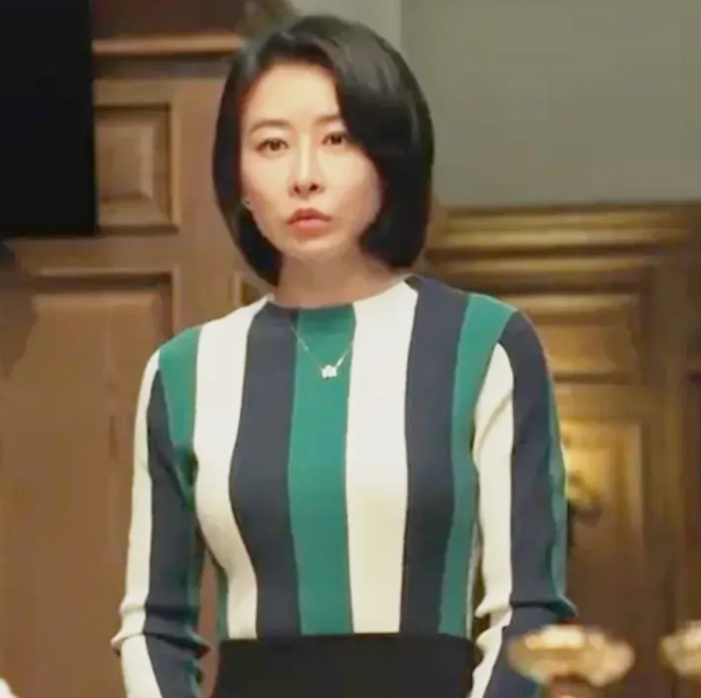 《以法之名》上，李人俊的媳妇，也是个官员，是地方管委会主任。看着这个演员演的这个
