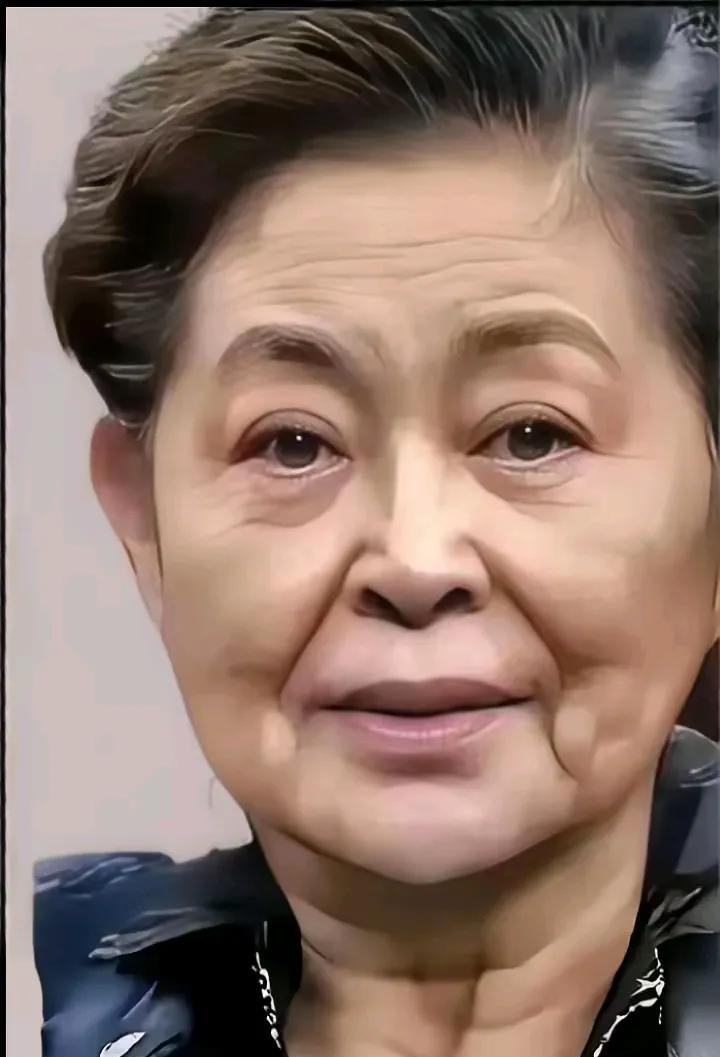 才60多岁就老成了一张苦相脸，老的太吓人了，妥妥的，就像80岁老太太
