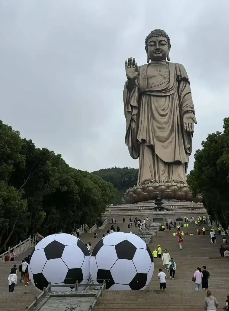 无锡赢了，2:0常州！朋友圈转的一些图片
观赛的人数应该是突破了江阴体育场建成投