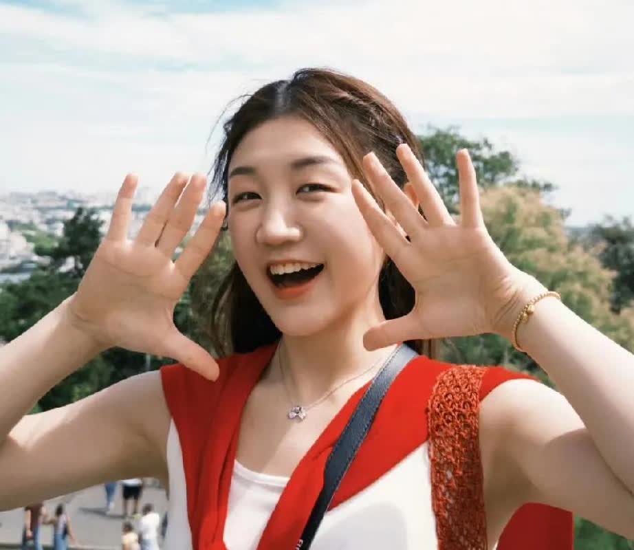 陈梦靠一条白裙封神！搭配红色披肩后，直接美成行走的艺术品！