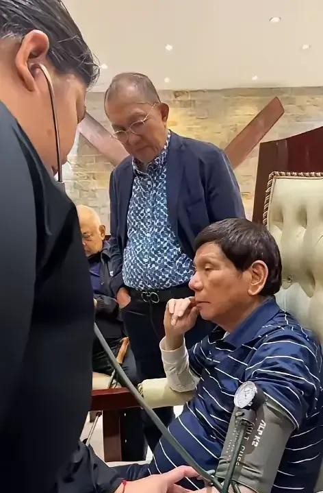 小马科斯把杜特尔特送上法庭





小马科斯这是想干嘛？！直接把老杜送去了海牙