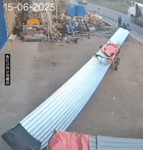骑车速度太快了，刹不住车了，这么大，这么长一车铁皮在路上转弯，为什么骑车人没看到