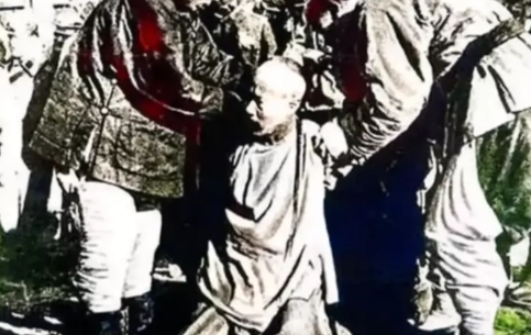 1901年，北京菜市口，满清大臣启秀被处决前，留下的一张罕见老照片，在八国联军侵