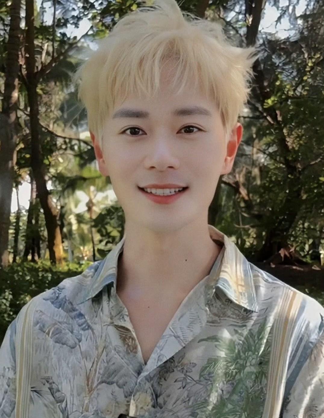 曹俊明明是染了黄发，气质还是太正了，好像是听妈妈的话乖乖染发似的[允悲]