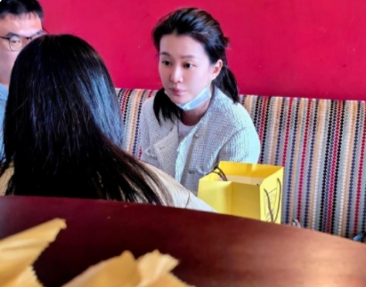 澳门偶遇乔欣赖柏霖喝咖啡，新婚夫妻好低调，乔欣素颜也很好看，不愧是女明星，赖柏霖