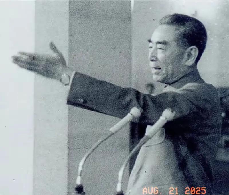 一张珍贵的老照片。
1973年3月8日，周恩来总理出席中联部外交部，为外国专家及