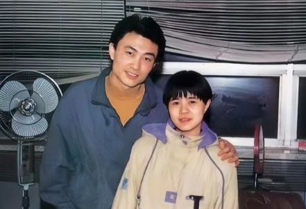 1988年，人高马大的王宁领着锅盖头的刘纯燕去民证局领证结婚，工作人问王宁:“你