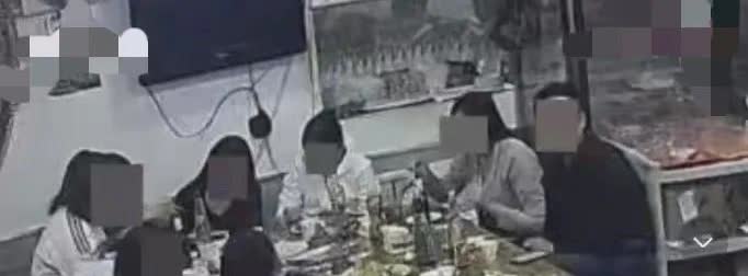 大连烧烤店遇奇葩男子

带十女吃霸王餐 

老板寻人反被呛声凭本事吃饭
