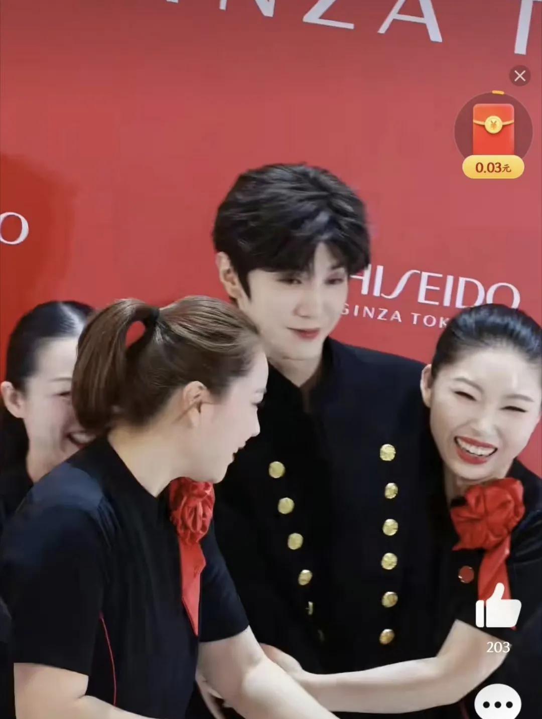 当明星也不容易啊！#陈哲远# 
演员陈哲远在西安赛格国际购物中心参加资生堂品牌活