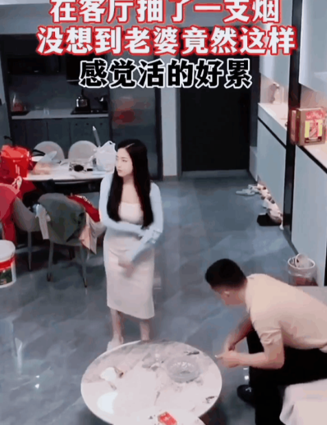 深夜，男人回到家中，以为妻子已经入睡，便坐在客厅默默点起一支烟。
谁知妻子突然从
