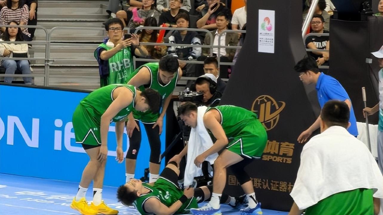 惨烈的辽粤大战！继伟伤退，广东19分大胜4人满分，杜锋复仇杨鸣