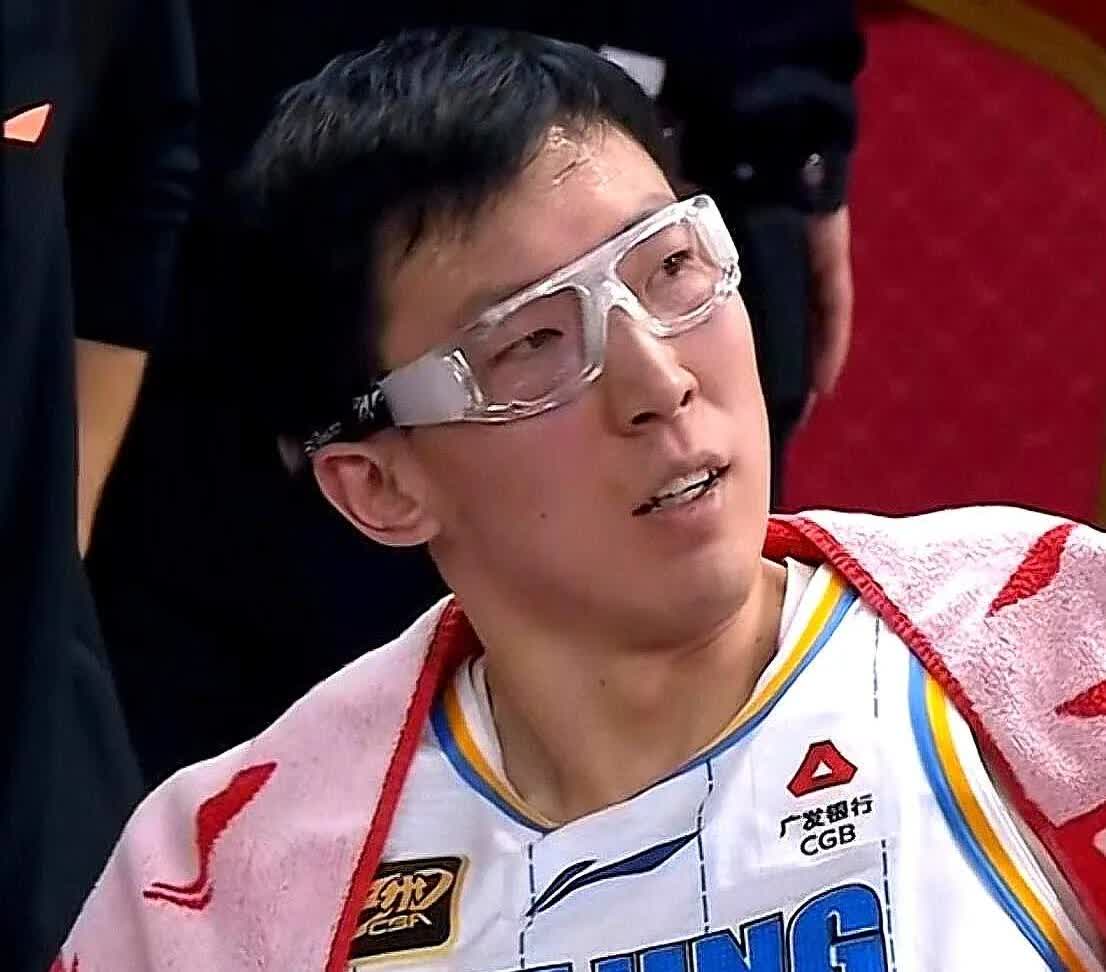 坚决不要周琦加入国家队，周琦长着个老鼠脸，一看就没有巨星相，更何况周琦基本功差，