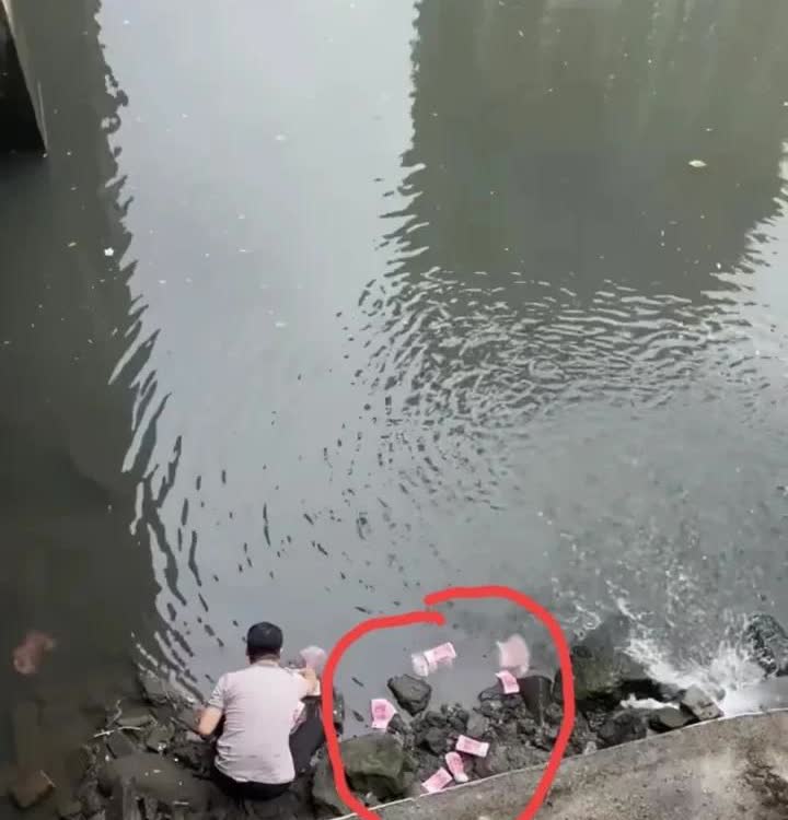 深圳河道捞钞，男子全数收入囊中！你会心动吗？警方已接到报警，正调查钞票来源和真伪