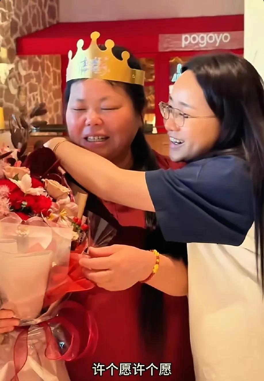 金哥妈妈生日快乐！年龄比老爹还年轻！见证小凤一家生日季。



今年真是小凤一家