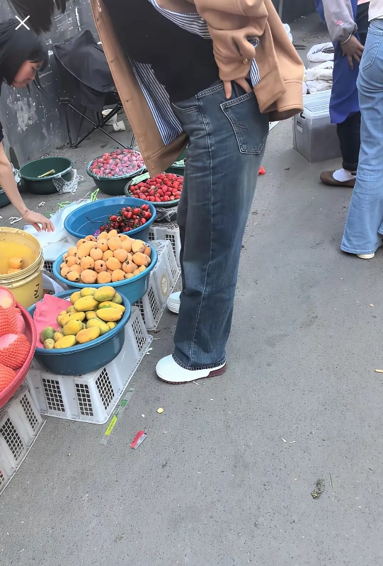 你的富贵我未曾参与，你的悲伤也不必分享给我。