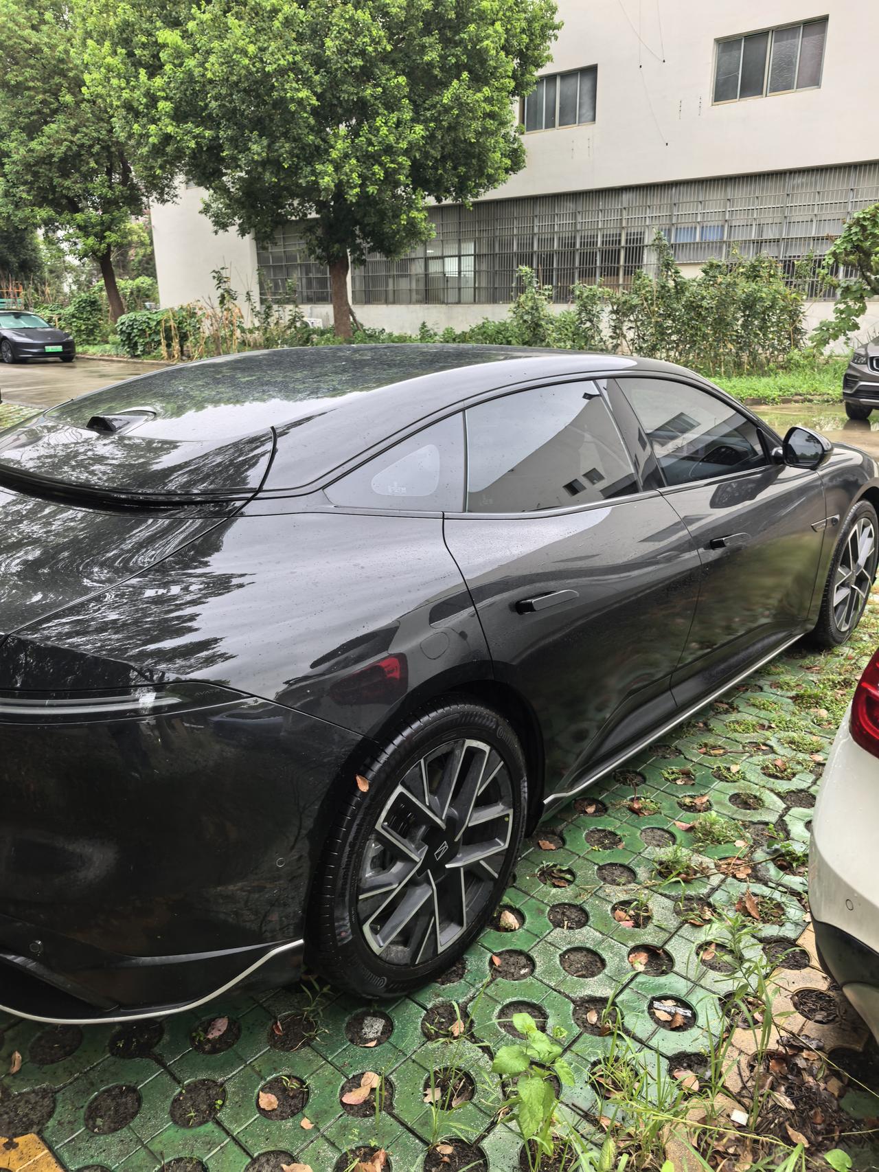 当时选车有黑灰两款现车，纠结了两晚选了个黑色车身