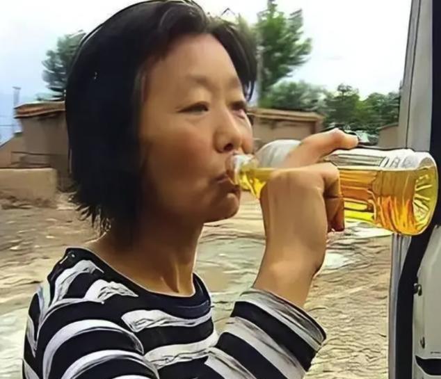 2006年，东北油田出了一位远近闻名的“毒妇”，她把汽油当饮料喝了三十年，被家人