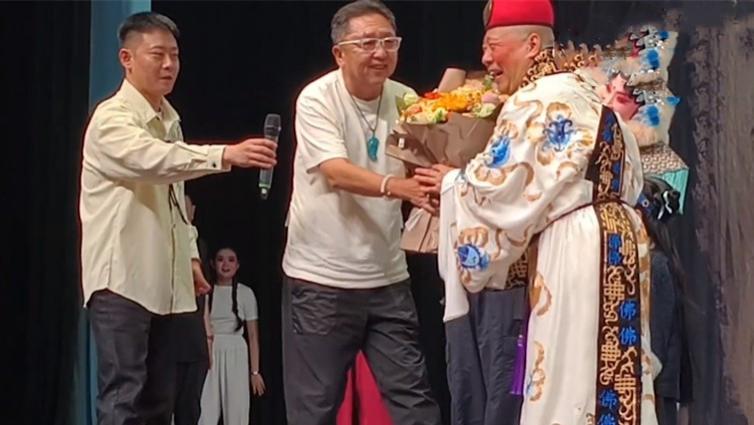 郭德纲南京唱大戏，于谦登台送鲜花，老两口搭档21年，又给徒弟上一课