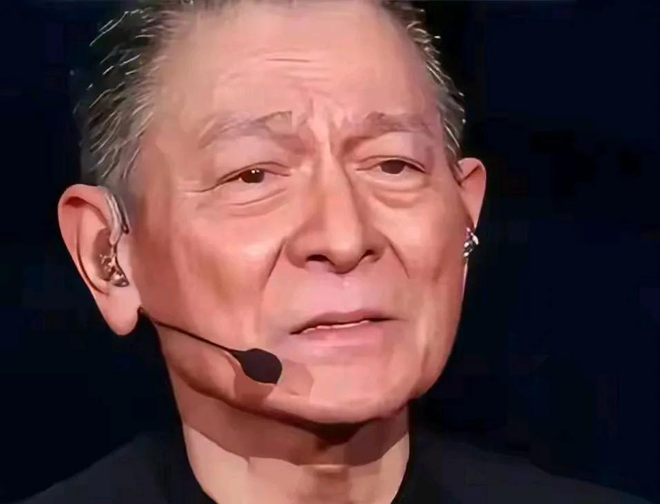 有网友说第一张图片是现在刘德华真实的样子，第二张图片是现在刘德华化妆以后的样子，