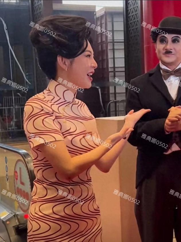 张雨绮被扮成卓别林的印小天吓到了她不停的竖大拇指赞印小天很像