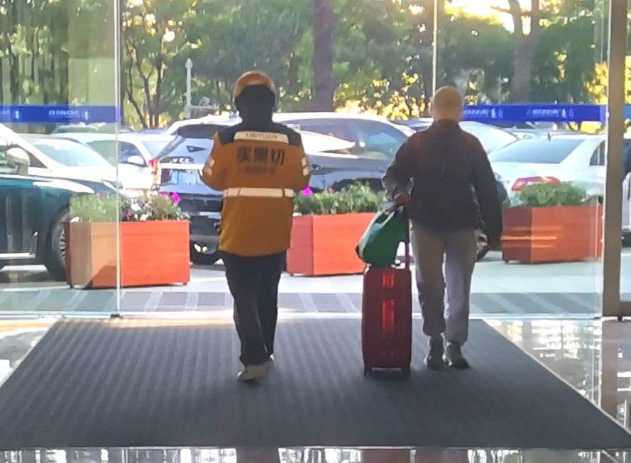 送外卖只能走指定大门，这样的规定算不算是职业歧视？
大型的住宅小区出入口往往有很