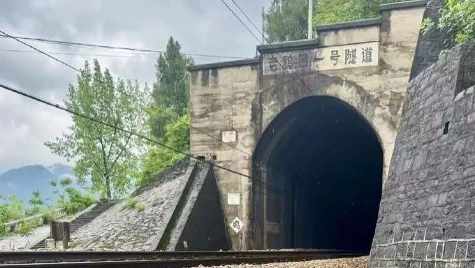 火车穿村焦柳铁路夺命弯道：1.5米间距17条人命，安全红线在哪？