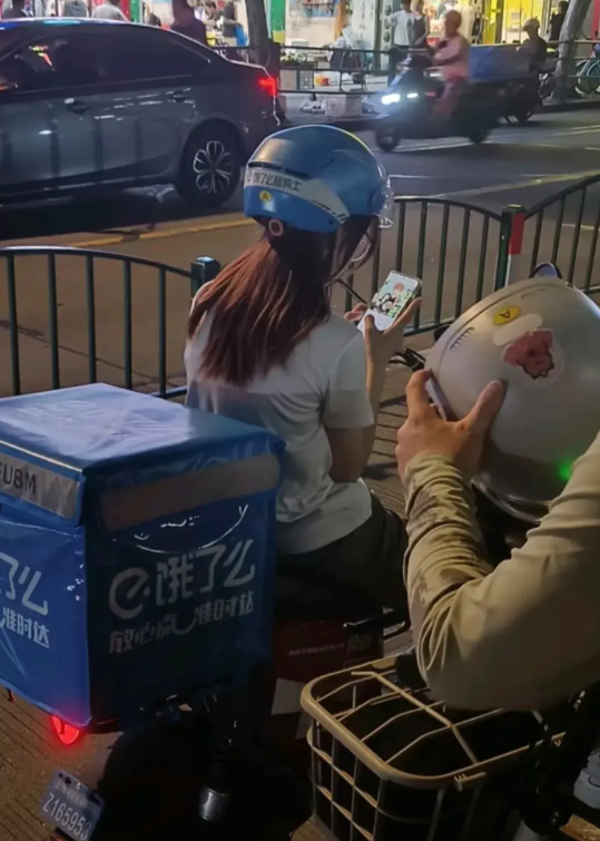 越来越多的女性送外卖，说明了什么问题？
前几天路边看到个送外卖的女孩，她的电动车