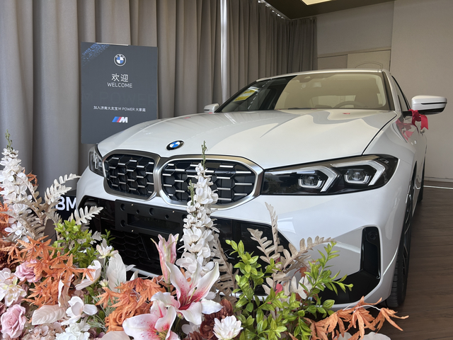 给自己24岁的礼物
一开始打算买es200，因为考虑耐用以及养车成本低。但是开过