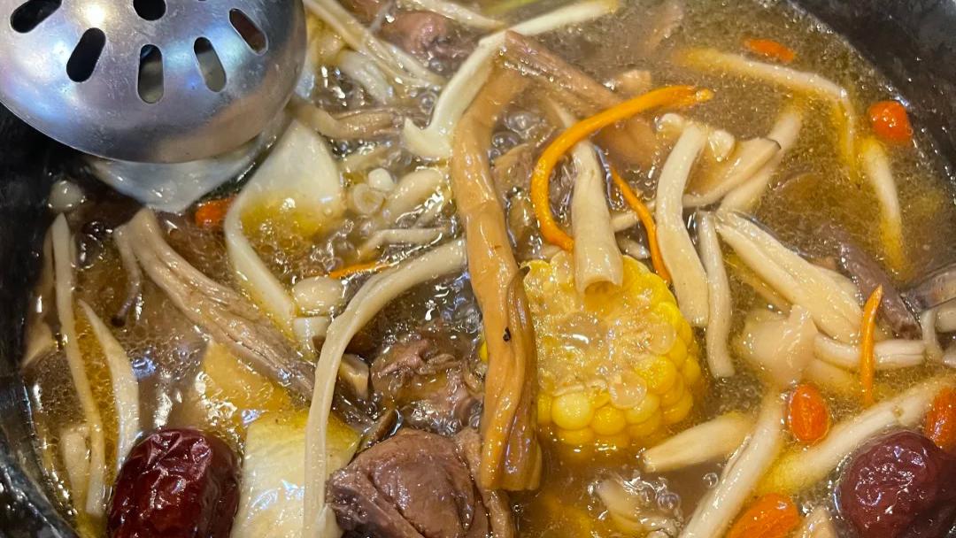 石锅鸡的高原风味传奇