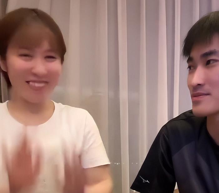 当时平野美宇对樊振东说了什么？直播时被网友问的脸红了！
乒超厦门站比赛的前一天，