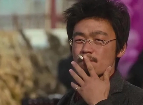2004年，《天下无贼》刚拍完，王宝强就扛着麻袋闯进了冯小刚家里，冯小刚大吃一惊
