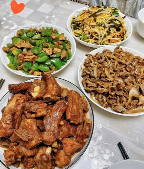 这是我和老婆两人的晚餐，就这水平，在我们朋友圈里都算是高标准了，能打败98%的朋