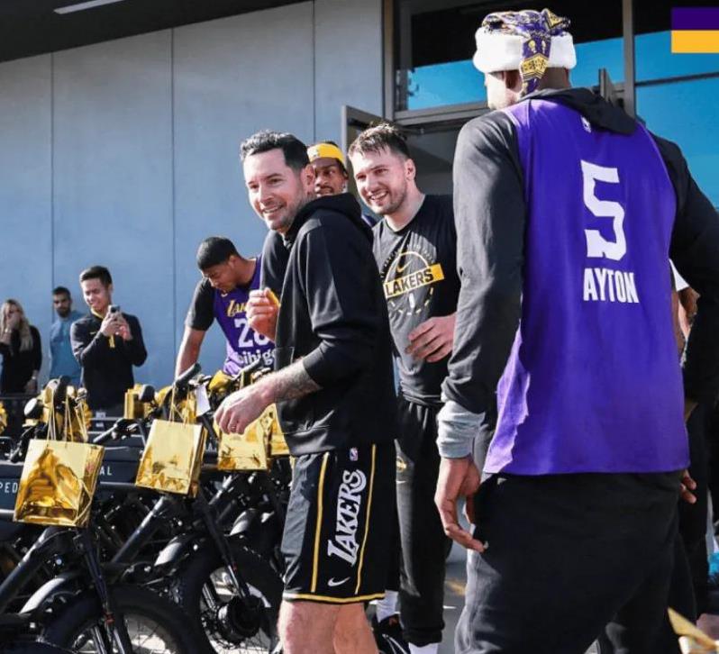 东契奇好大手笔，出手真阔绰，也真用心！
还有几天，就圣诞节了。
他贴心地给队友，