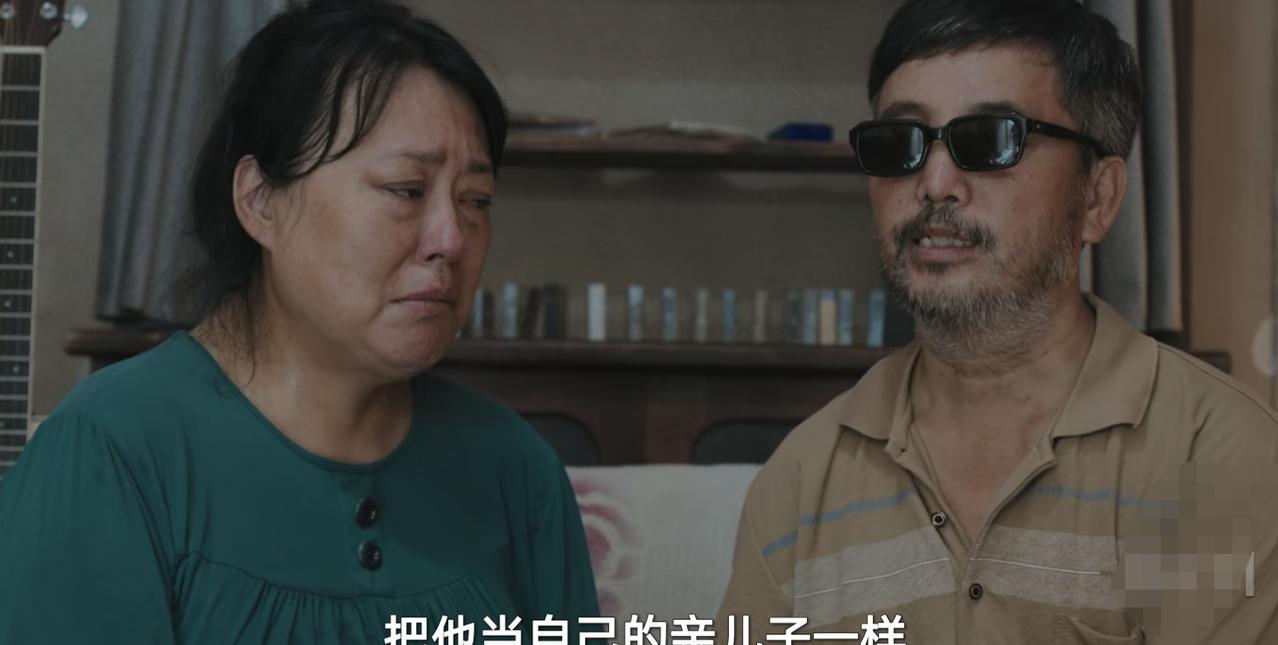 《目之所及》终于有一对父母是真心喜欢孩子的。
看这对薛家夫妇，家里虽有三个孩子，