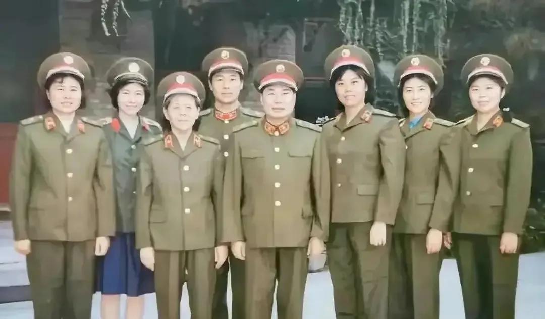 八套军装藏三代军魂！1985年杨家合影惊现14枚将星？
 1985年秋，北京西城