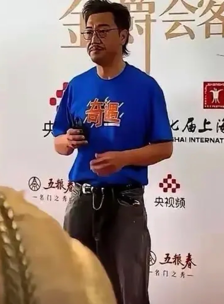男人过了40岁，最怕的不是发福。

而是贾冰式的暴瘦，瞬间老态尽显。

45岁的