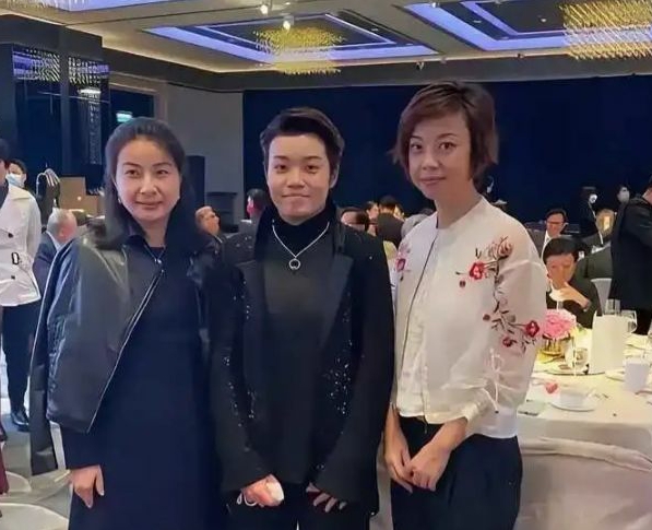 中间这位是谁有人知道吗
