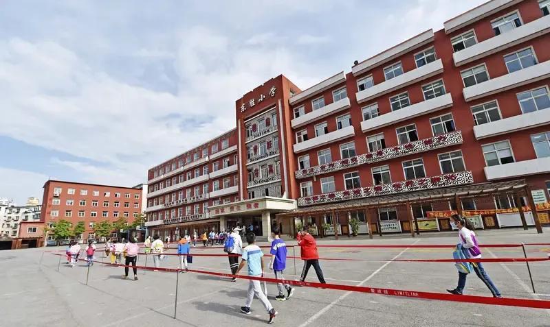 今天心情挺好的，二女儿小学六年级毕业考试的分数出来了，数学、语文、英语、科学都是