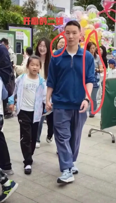大家发现了没有
谢浩南这次回深圳陪妈妈，
最开心的不是大妹，
也不是三妹，
而是