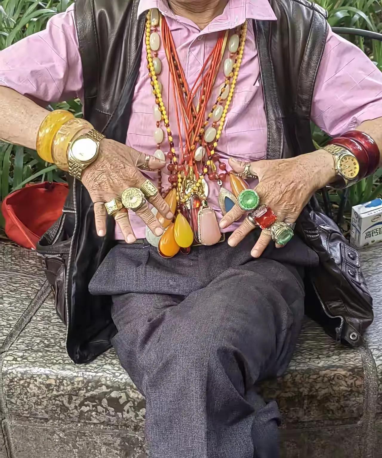 谁认的这些个宝贝是真是假？有的人说大爷身上这些古董连五百块也不到，可大爷说他的这