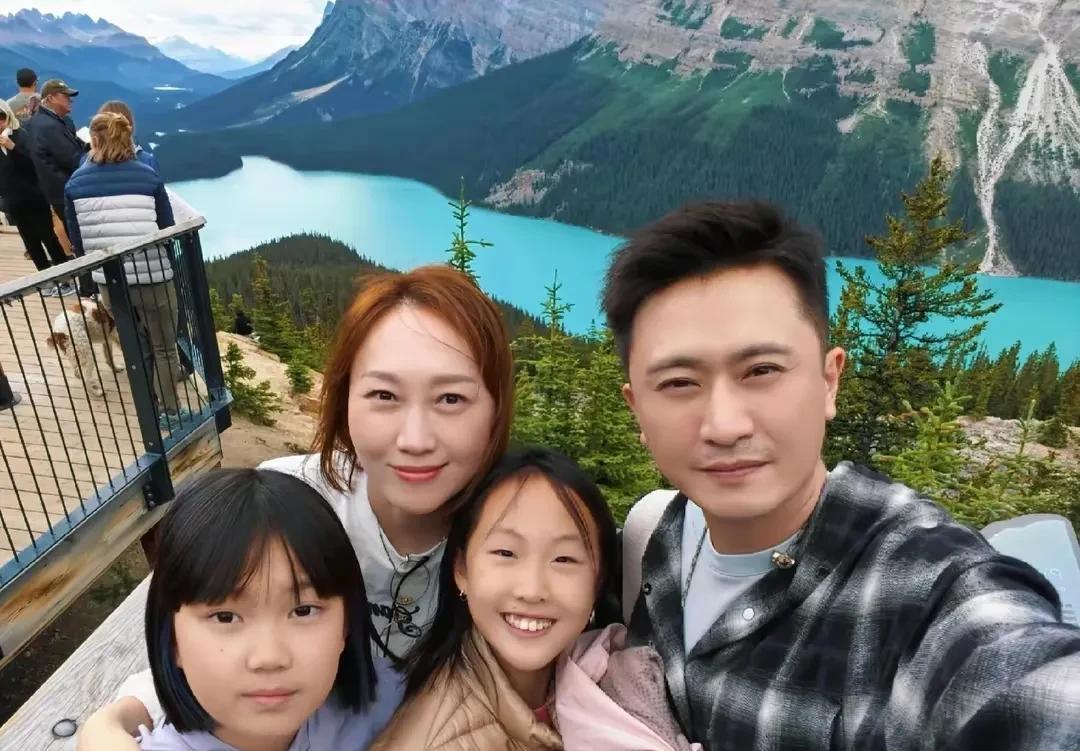 杨帆一家人加拿大旅游合照， 看上去既快乐又温馨，让人羡慕不已，祝福杨帆家庭和谐快