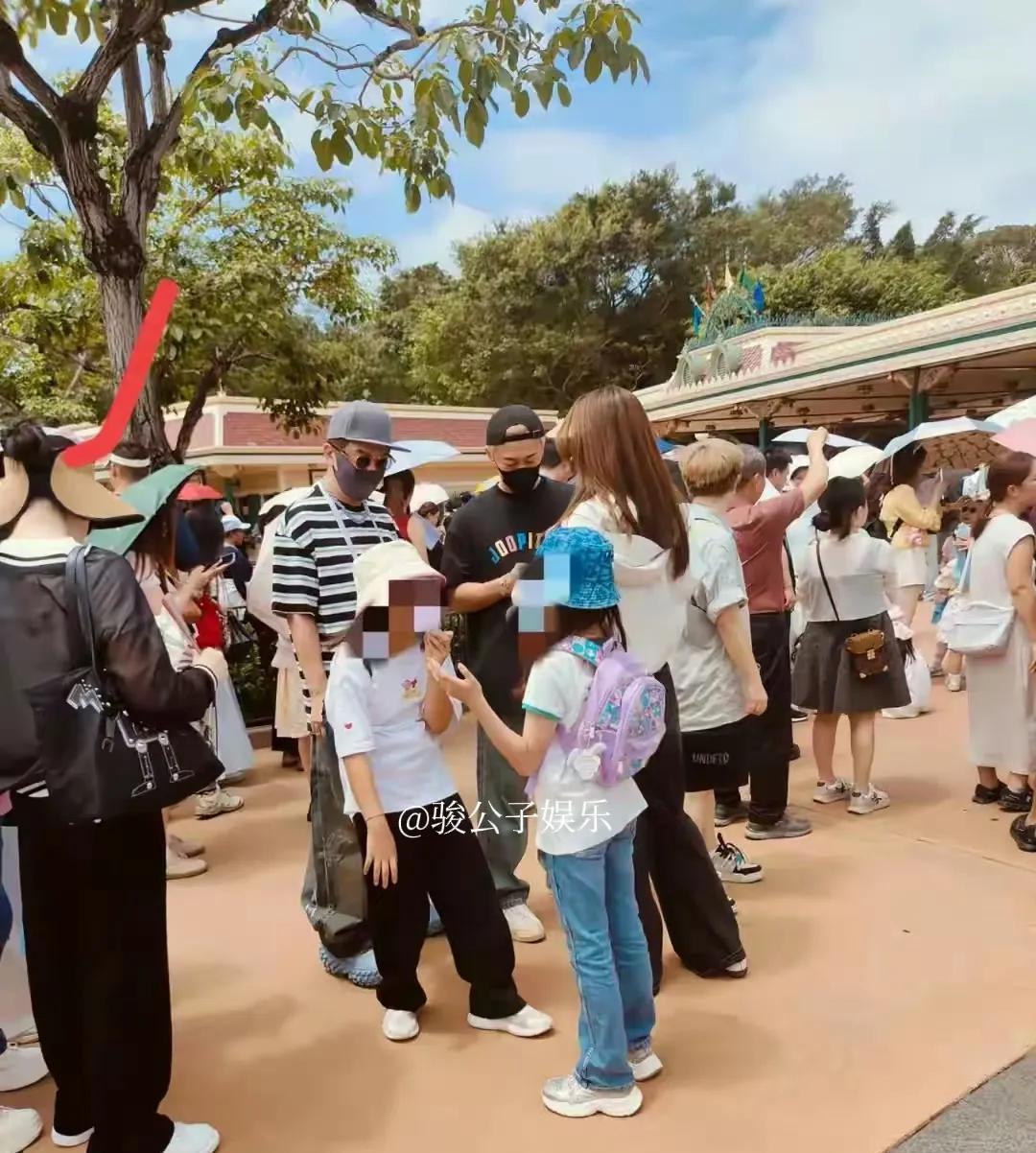 有网友偶遇了在迪士尼游玩的林峯一家。张馨月打扮得很低调，没什么奢华感，林峯帽子反