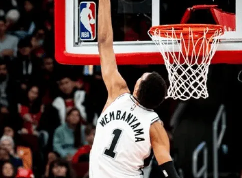 NBA常规赛，马刺以120-125不敌勇士。
本场比赛，维克托-文班亚马出场36