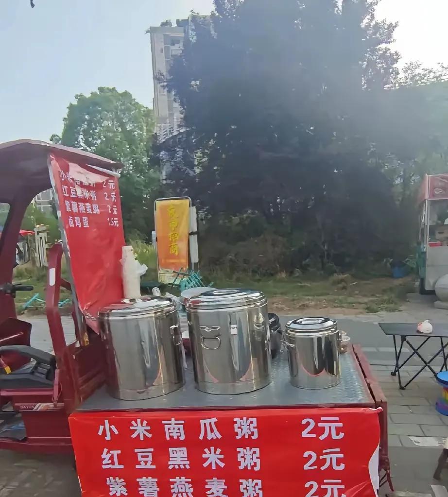 现在做生意竞争真太大了，不说别的，就是背地摊竞争都异常激烈！！看看地铁口的稀饭已